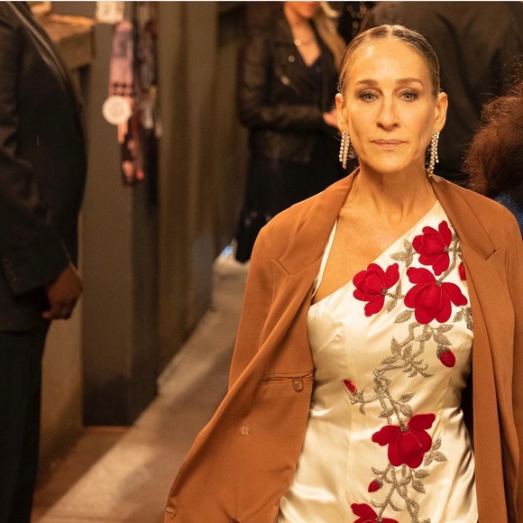 ‘And Just Like That Carrie Bradshaw Earrings from Season 1 Episode 9 - Picture 3 of 6